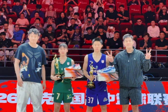 不止是看球!丁彦雨航与郭艾伦为耐高男女篮MVP张宇辰&许梦伊颁奖